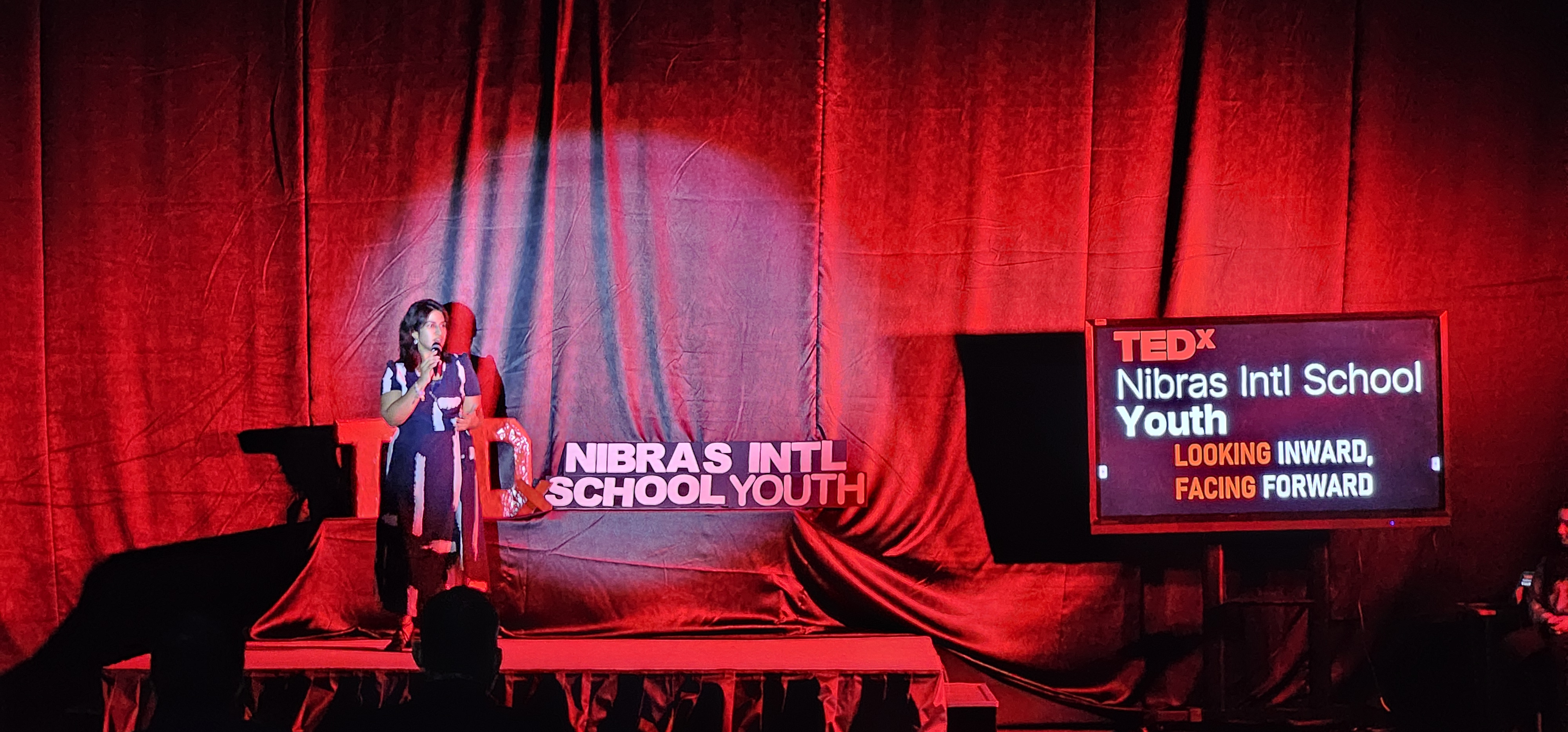 النظر إلى الداخل, توجه للأمام: تستضيف NIS أول محادثة TEDx على الإطلاق